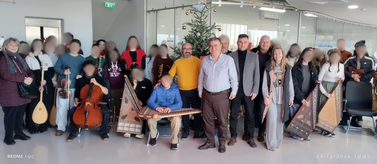 Παραδοσιακά κάλαντα από το Μουσικό Γυμνάσιο Παλλήνης στο Δήμαρχο Παλλήνης, κ. Αηδόνη