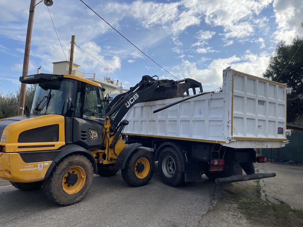 Εντατικές αποκομιδές κλαδιών 8 Ιανουαρίου 2025 από την Υπηρεσία Καθαριότητας Δήμου Μαραθώνος