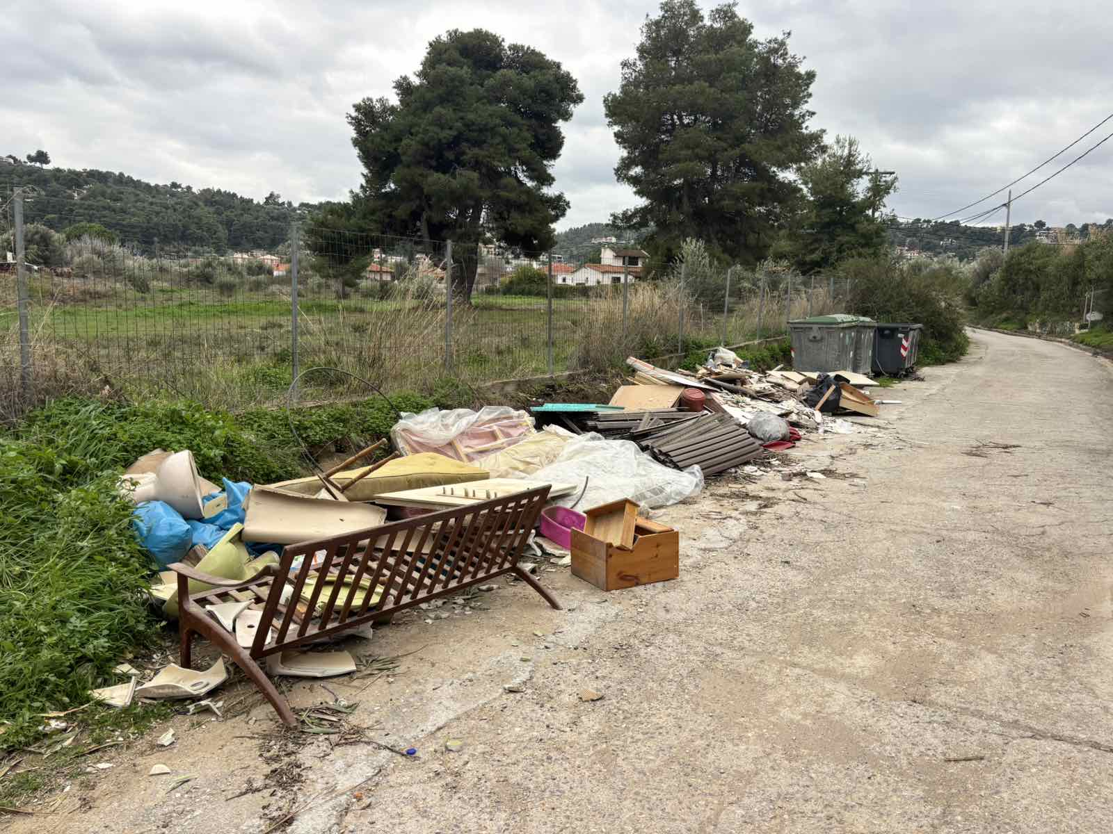 Συλλήψεις και βαριά πρόστιμα σε πολίτες για παράνομη εναπόθεση ογκωδών στο Μαρκόπουλο Ωρωπού