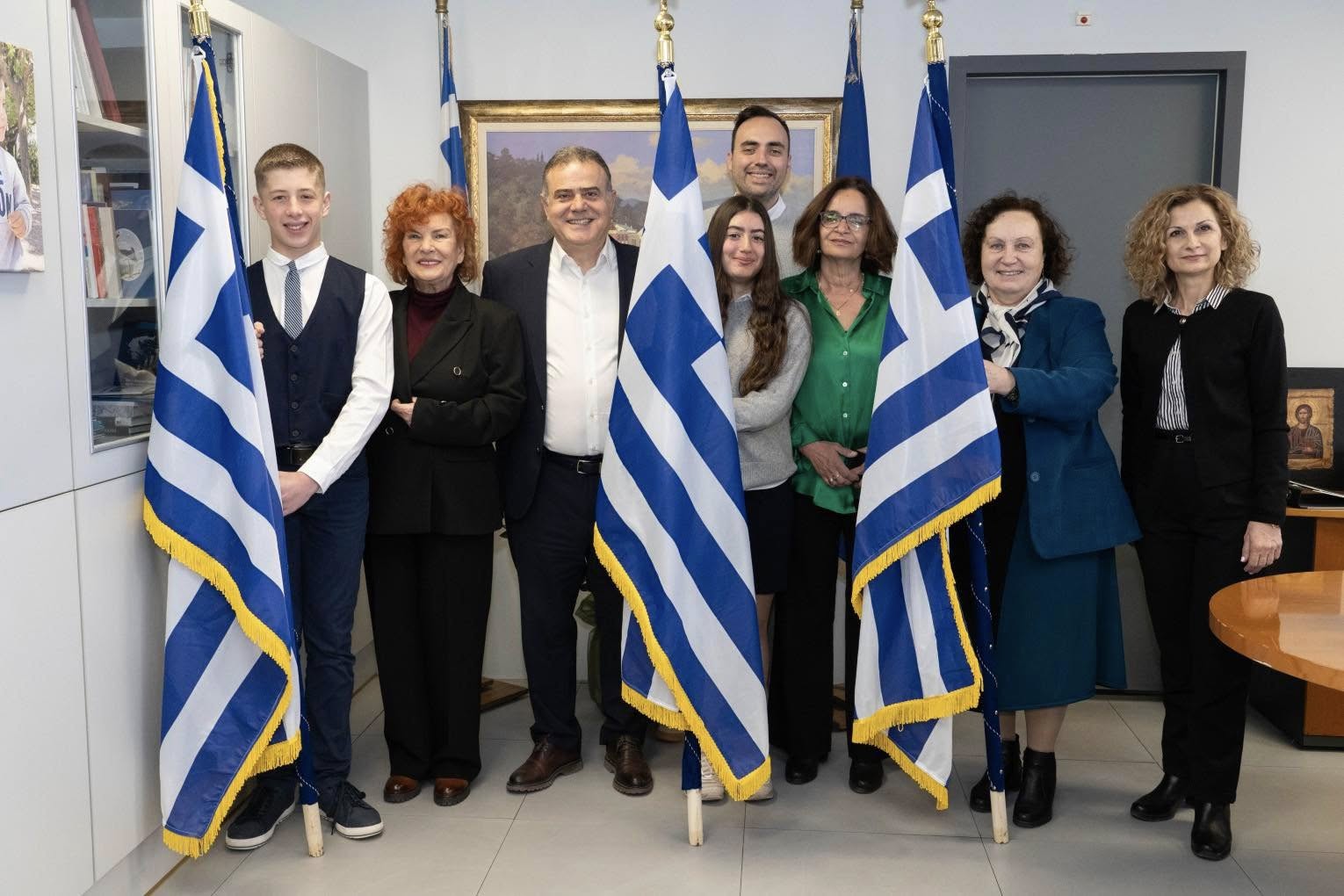 Παράδοση σημαίας από το Δήμαρχο Παλλήνης, Χρήστο Αηδόνη, σε μαθητές Γυμνασίων Ανθούσας, Γέρακα και Παλλήνης, ενόψει της Εθνικής Επετείου της 25ης Μαρτίου 1821.