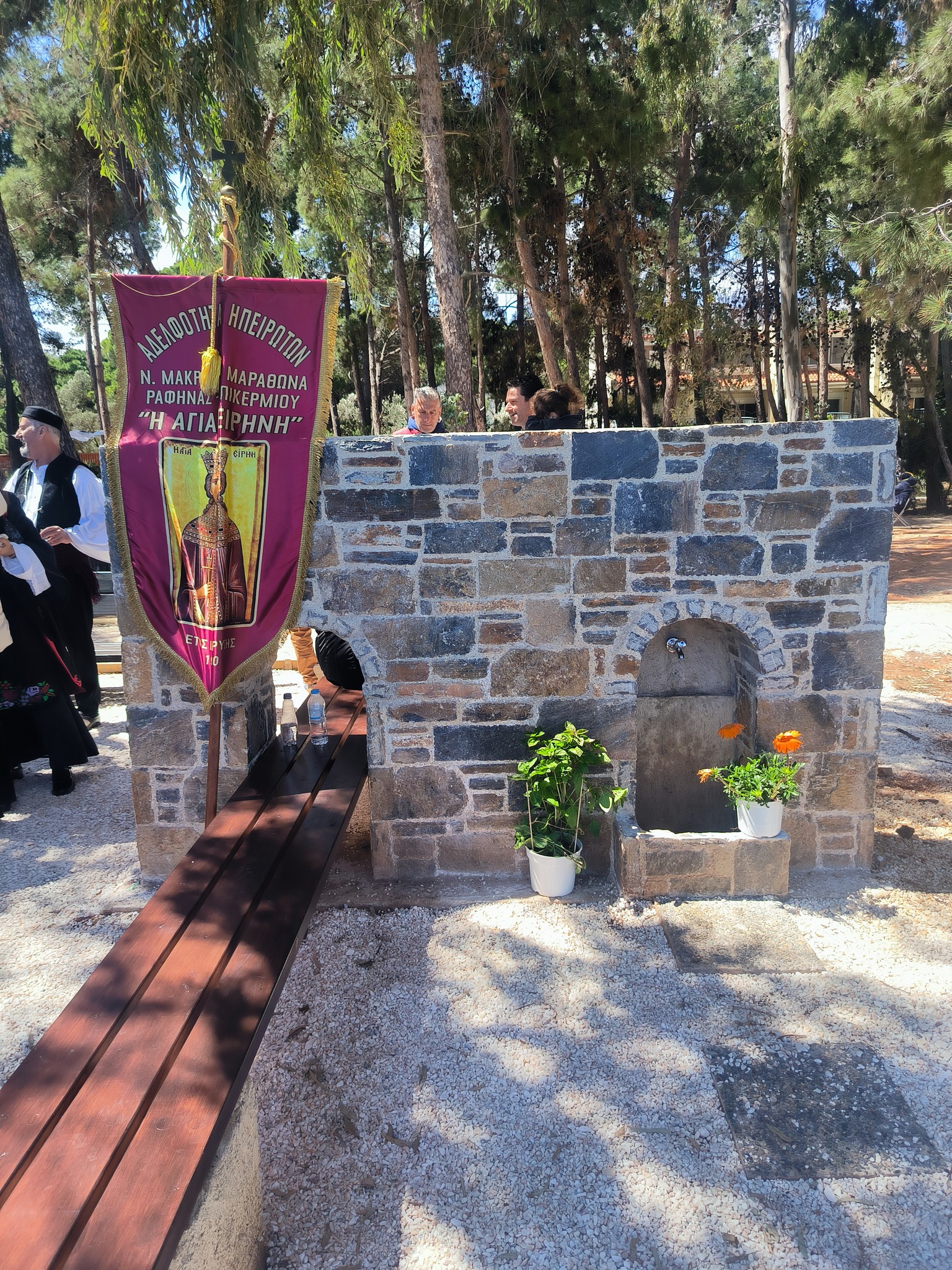Εγκαινιάστηκε την Κυριακή 13 Απριλίου 2025, στην παραλία Νέας Μάκρης “Η Βρύση του Διαβάτη”
