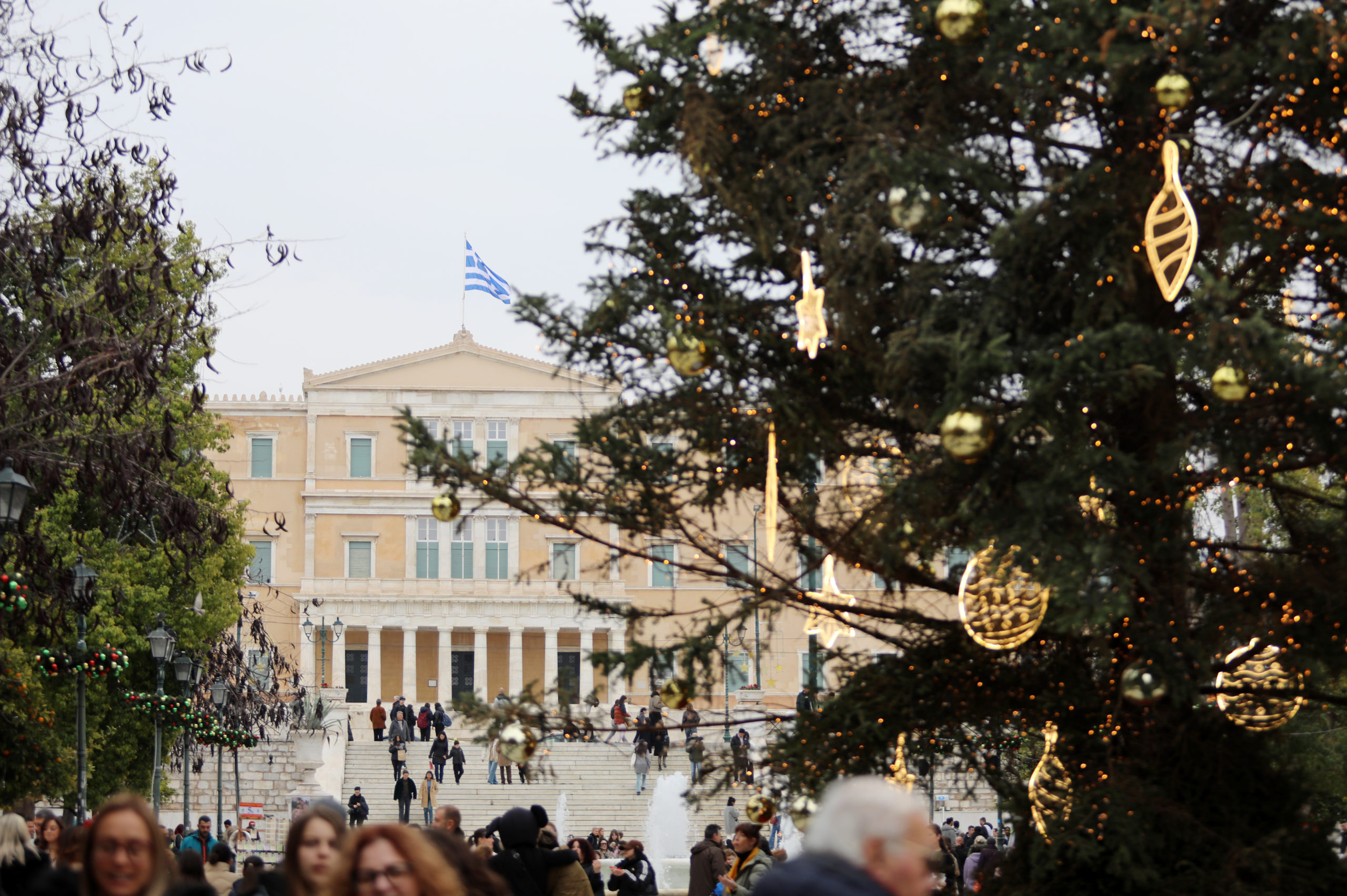 Καιρός: Δύο κύματα με καταιγίδες και χιόνια στα βουνά τα Χριστούγεννα – Η πρόγνωση για την Πρωτοχρονιά