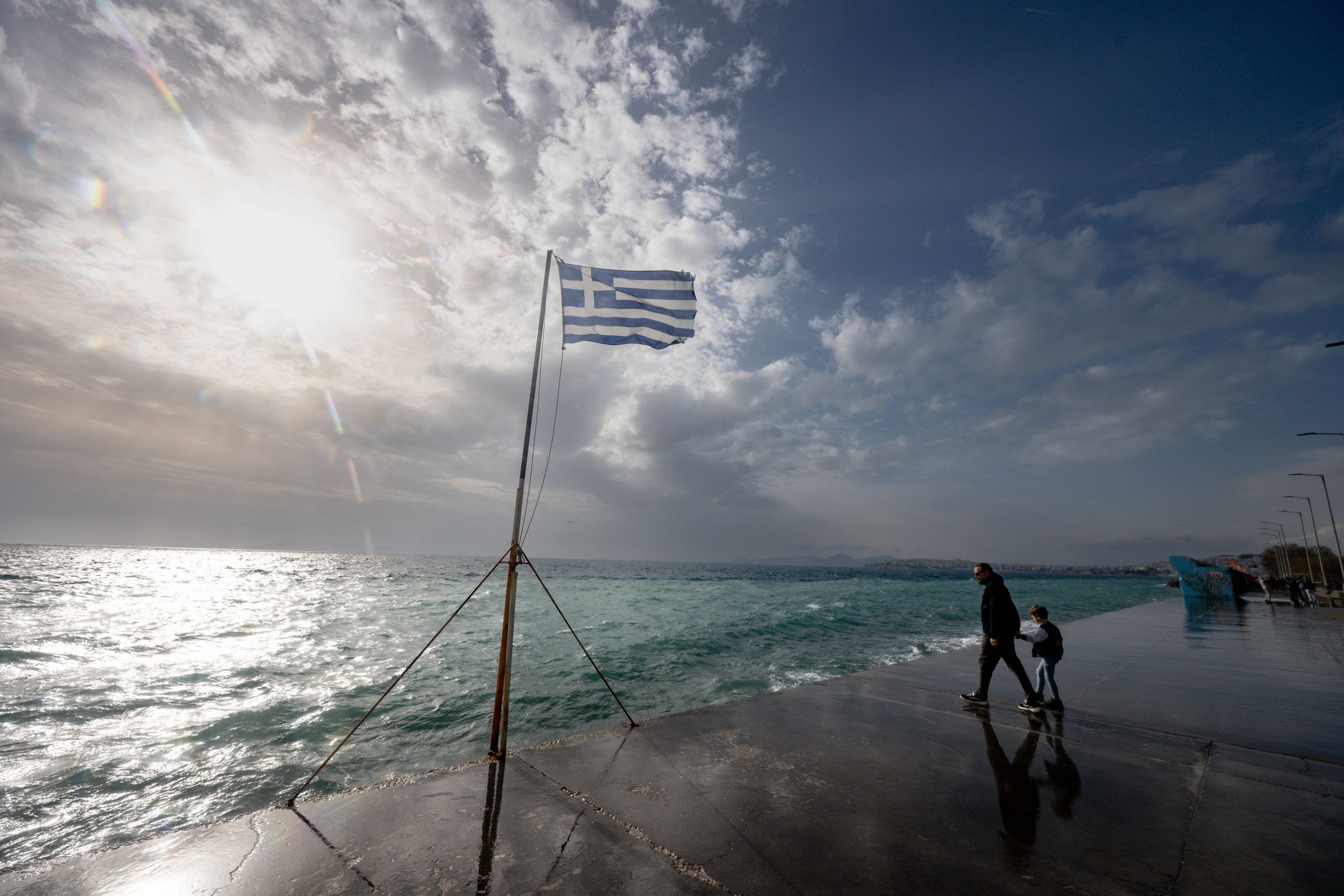 Καιρός: Άστατος σήμερα με εναλλαγές ηλιοφάνειας – Πού θα βρέξει
