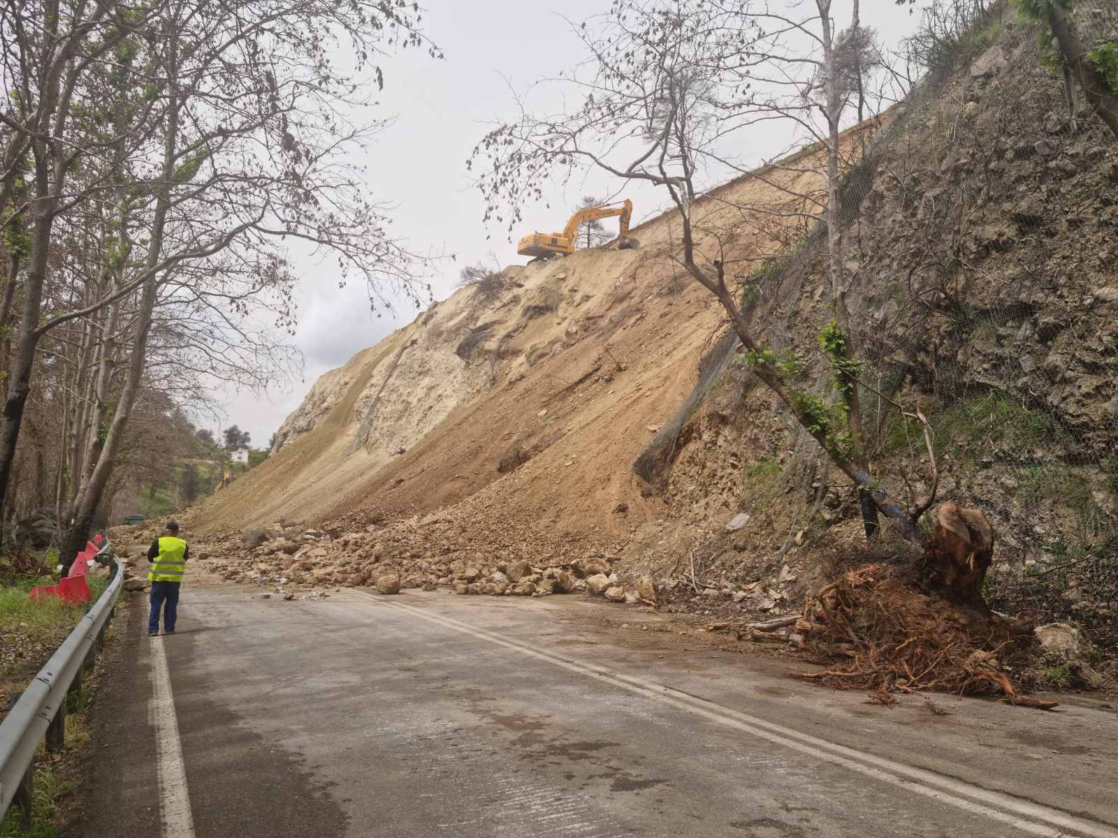 Σε πλήρη εξέλιξη το έργο της αποκατάστασης των ζημιών στην Ε.Ο. Βαρνάβα – Καπανδριτίου