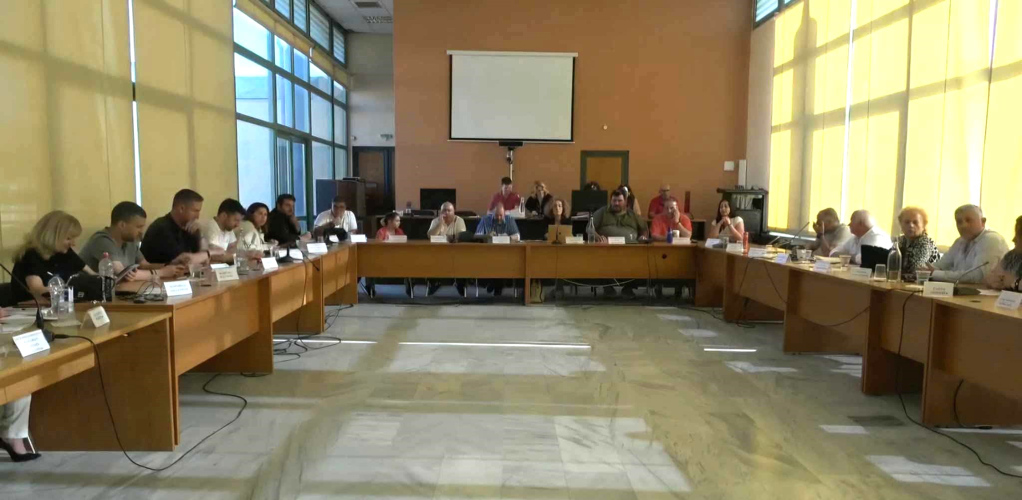 "Την πάτησες φίλε, την πάτησες!": Απειλές Δούρου κατά Ακούσογλου - Εκτροχιασμός και απρέπεια από την αντιπολίτευση στο Δ.Σ. Σαρωνικού