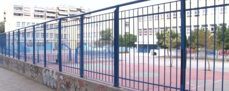 Ανεξέλεγκτη η ανήλικη εγκληματικότητα: Μαθητές συνελήφθησαν επ' αυτοφώρω για διακίνηση ναρκωτικών έξω από δημοτικό (ΒΙΝΤΕΟ)