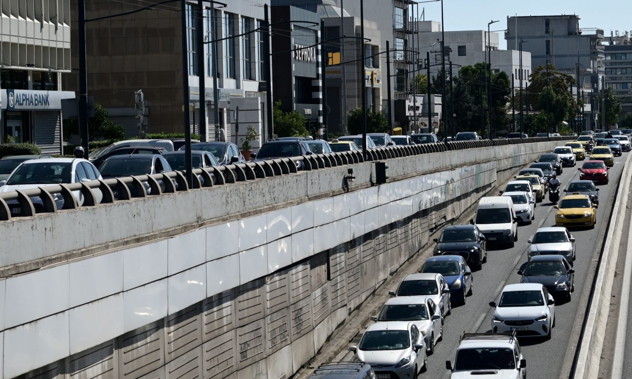 Κίνηση τώρα: Καραμπόλα τριών οχημάτων στην Κηφισίας - Μεγάλες καθυστερήσεις