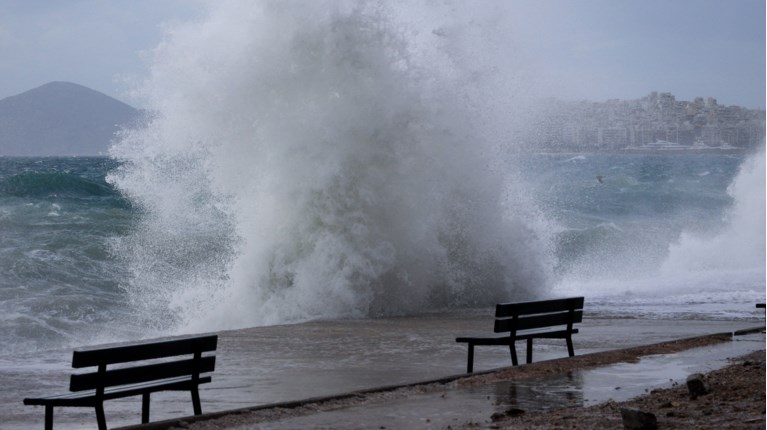 Καιρός: Τσουχτερό κρύο και θυελλώδεις άνεμοι σήμερα - Ανεβαίνει από αύριο η θερμοκρασία
