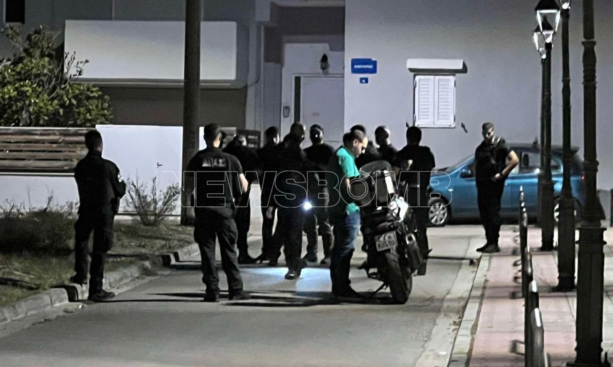 Μενίδι: Mε χειροβομβίδες, πυροκροτητές και σφαίρες συνελήφθη 37χρονος - Αναζητείται ακόμη ένα άτομο