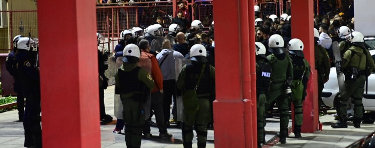 Σε κρίσιμη κατάσταση ο αστυνομικός μετά τη ναυτική φωτοβολίδα: Επαθε ανακοπή και τον επανέφεραν - Μαζικές προσαγωγές
