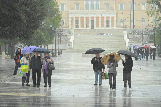 Καιρός: «Βουτιά» της θερμοκρασίας με βροχές και καταιγίδες – Πού θα χτυπήσουν τα έντονα φαινόμενα