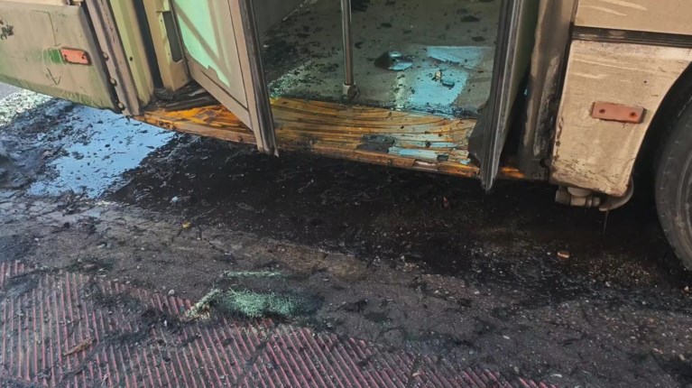 Φωτιά σε λεωφορείο στο Ίλιον: Διεκόπη η κυκλοφορία στη Φυλής, μποτιλιάρισμα στο σημείο 