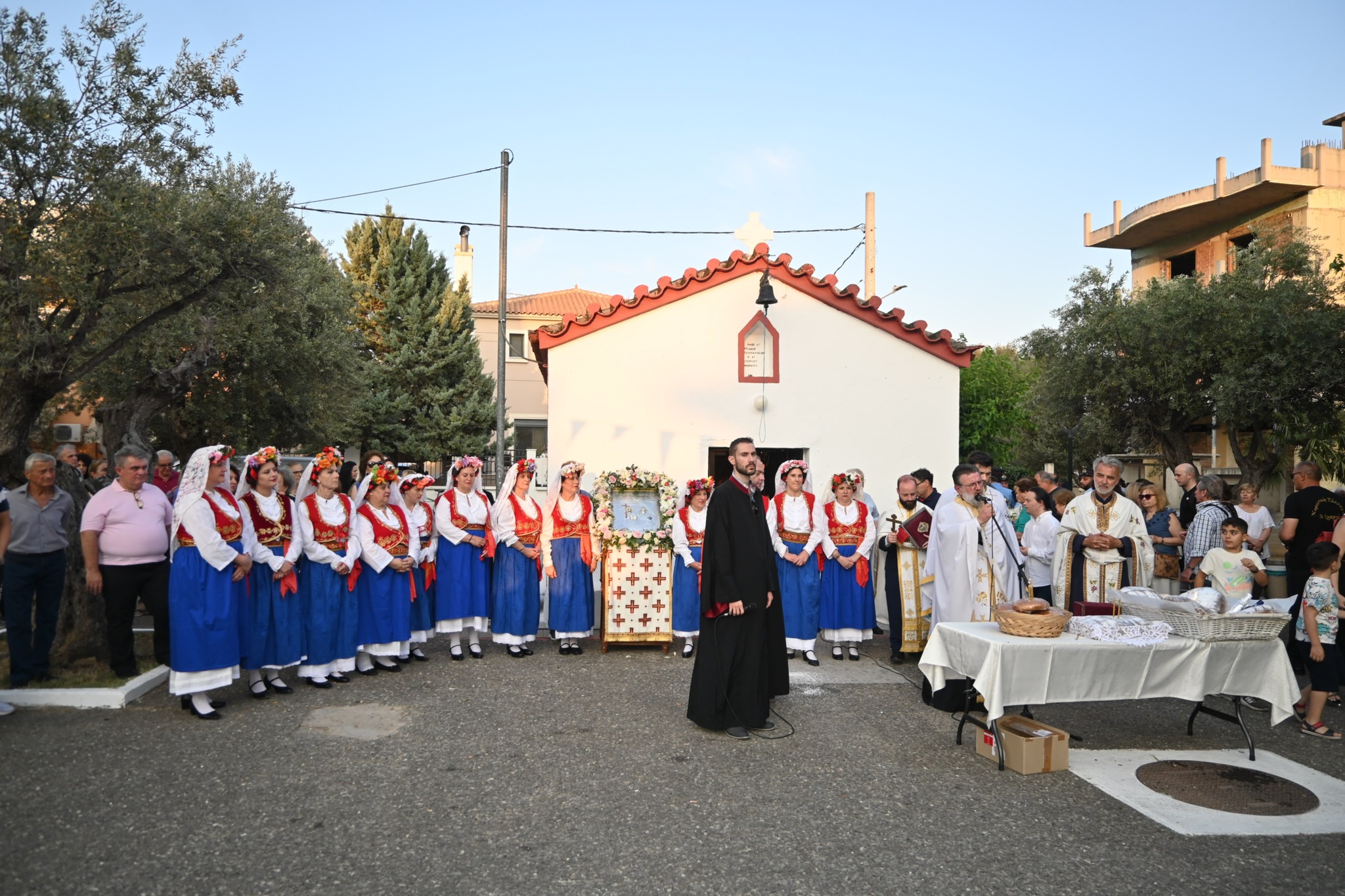 Με ιδιαίτερη λαμπρότητα και κατάνυξη εορτάστηκε η γιορτή του Αγίου Πνεύματος από τον Δήμο Αχαρνών