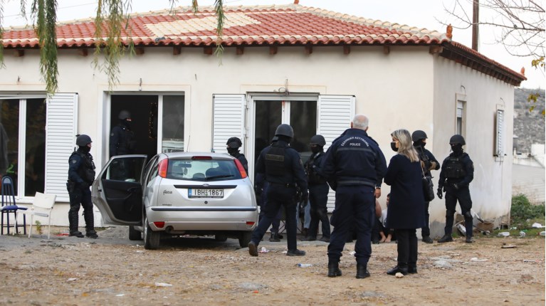 Ασπρόπυργος: Αστυνομική επιχείρηση μετά τους πυροβολισμούς με Ρομά και ομογενείς από την πρώην Σοβιετική Ένωση - 17 συλλήψεις