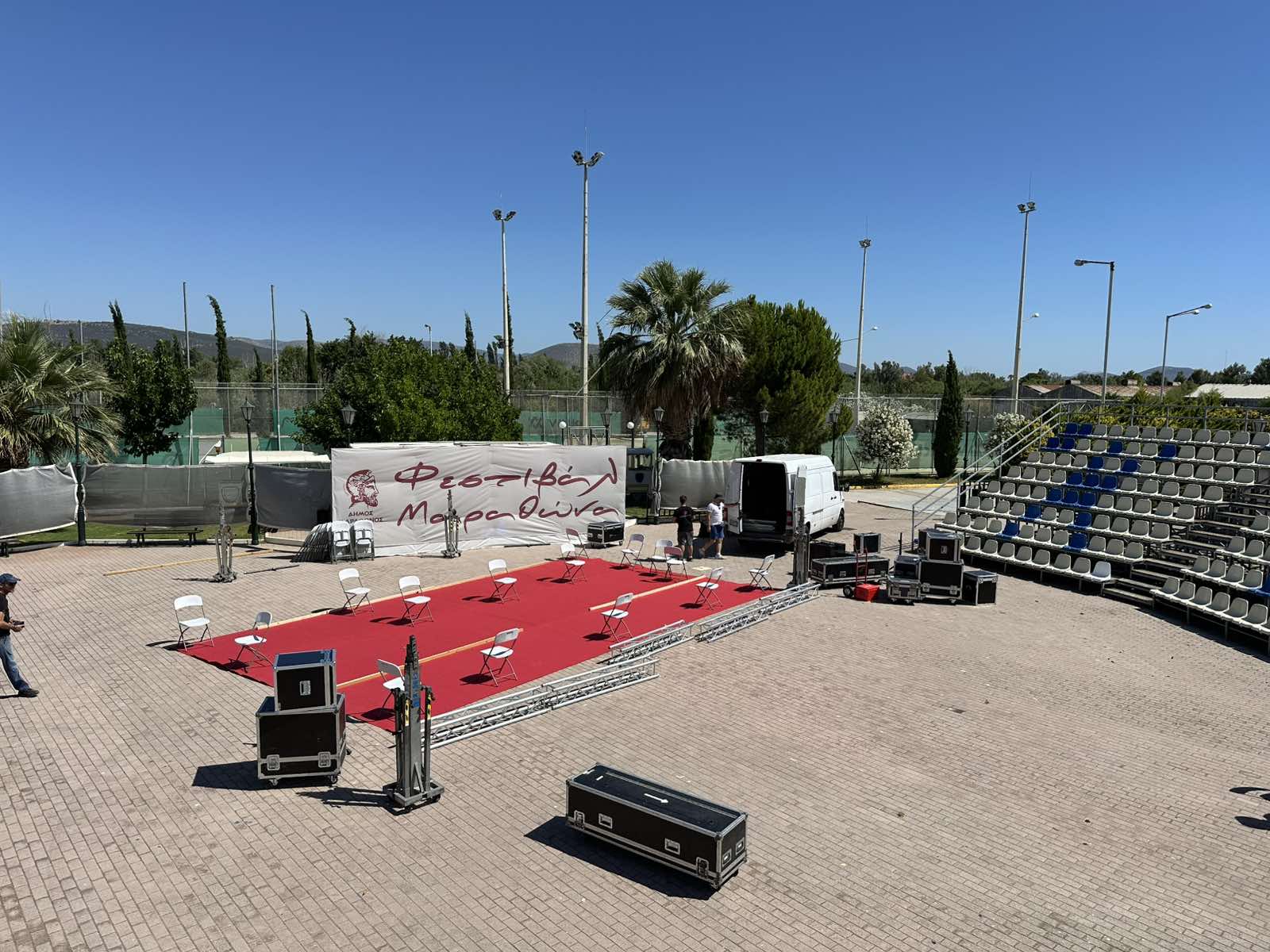 Ετοιμασίες για την αποψινή μουσική βραδιά στη Νέα Μάκρη