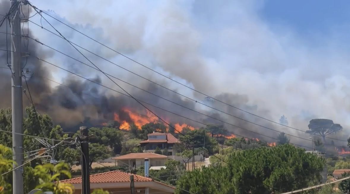 Σε αυλές σπιτιών η φωτιά στο Κορωπί - Εκκενώνονται Άγιος Δημήτριος, Γαλάζια Ακτή και Αλθέα