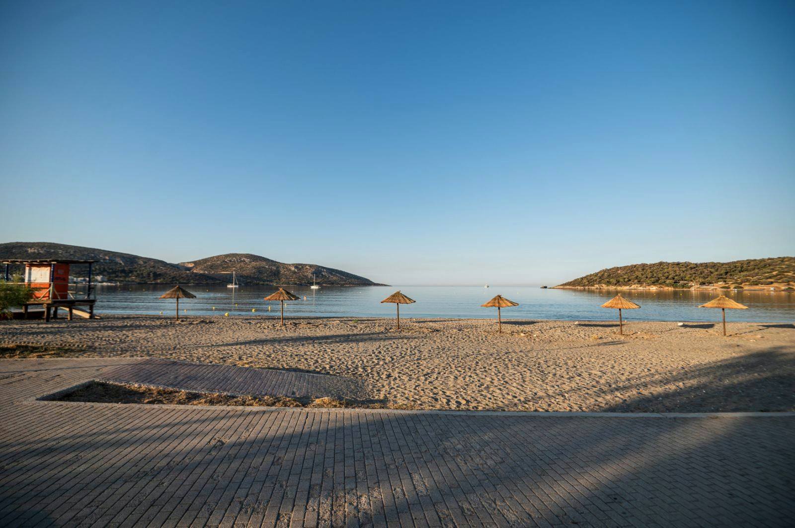  Η παραλία στις Αλυκές Αναβύσσου γυρίζει σελίδα: Καθαρή, προσβάσιμη, νόμιμη
