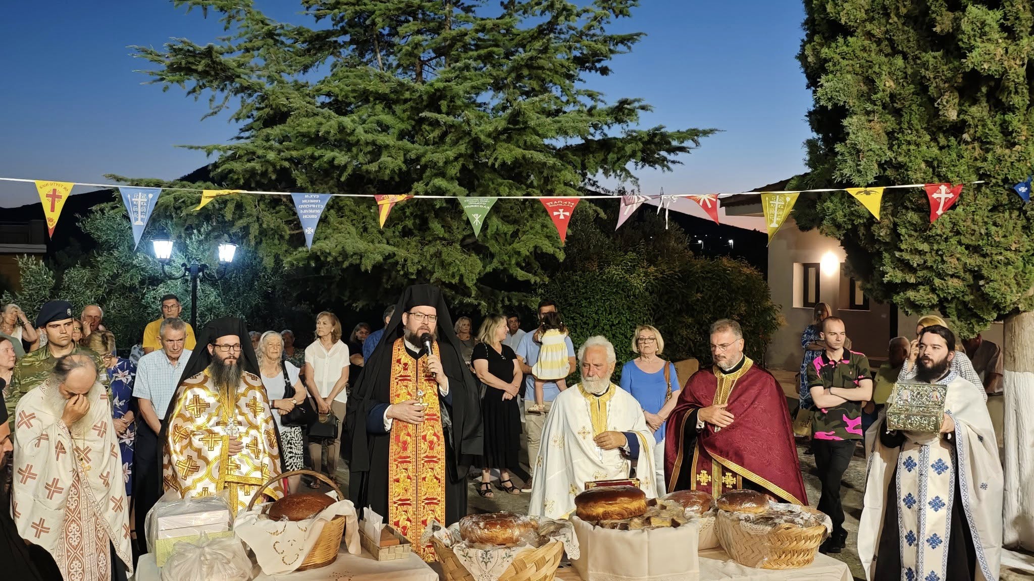 Με ιδιαίτερη κατάνυξη και λαμπρότητα πραγματοποιήθηκε στο Πολυδένδρι ο αρχιερατικός εσπερινός και η λιτάνευση της Ιεράς Εικόνας και του Ιερού Λειψάνου της Αγίας Μεγαλομάρτυρος Βαρβάρας