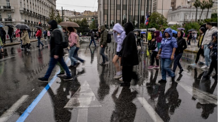Καιρός: Ανεβαίνει ο υδράργυρος σήμερα, αλλά με βροχές και καταιγίδες - Η πρόγνωση για το Σαββατοκύριακο