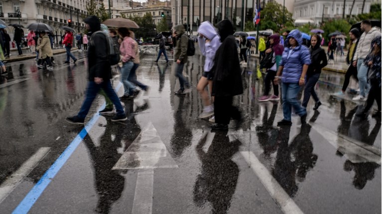 Καιρός: "Φθινόπωρο" και σήμερα με βροχές και καταιγίδες σε πολλές περιοχές - Πότε αλλάζει το σκηνικό