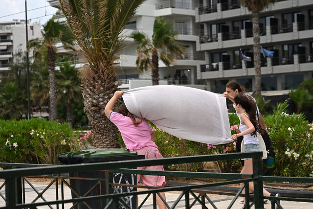 Καιρός: Άστατος με τοπικές βροχές και καταιγίδες σήμερα – Πότε θα βελτιωθεί