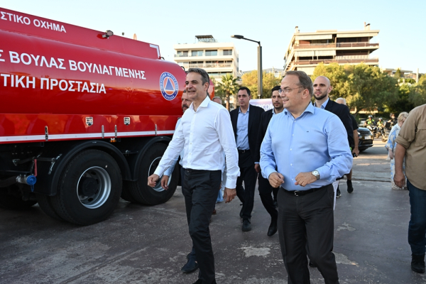 Πρωθυπουργός από τον Δήμο Βάρης Βούλας Βουλιαγμένης: «Ο Δήμαρχος μας άνοιξε τα μάτια – Σήμερα λειτουργούν 130 κέντρα 24 ώρες παρακολούθησης σαν αυτό σε όλη την Ελλάδα»