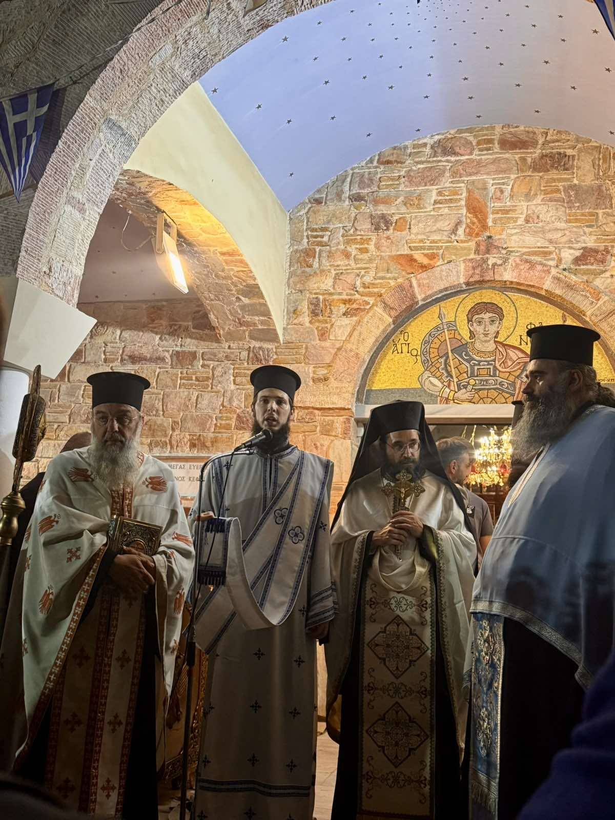  Με ιδιαίτερη λαμπρότητα τελέστηκε ο Μέγας Πανηγυρικός Εσπερινός και η Λιτάνευση της εικόνας του Αγίου Φανουρίου, στον Καρελά Κορωπίου