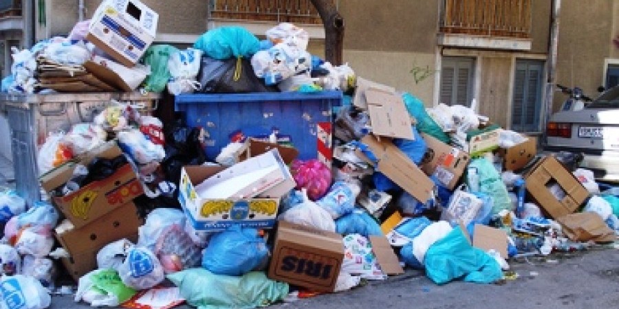 Η Αθήνα είναι πιο βρώμικη από ποτέ- Οι κάδοι με τα απορρίμματα είναι μονίμως ξεχειλισμένοι, τα πεζοδρόμια ζέχνουν