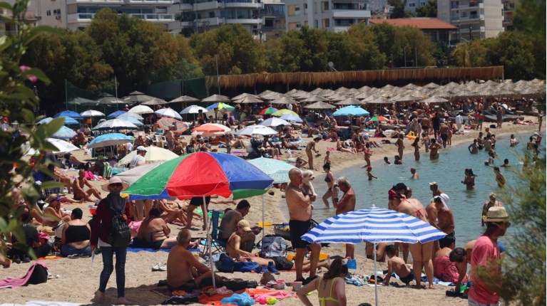 Απλησίαστες οι τιμές στις ξαπλώστρες – Πόσο κοστίζει μια απόδραση στις οργανωμένες παράλιες της Αττικής