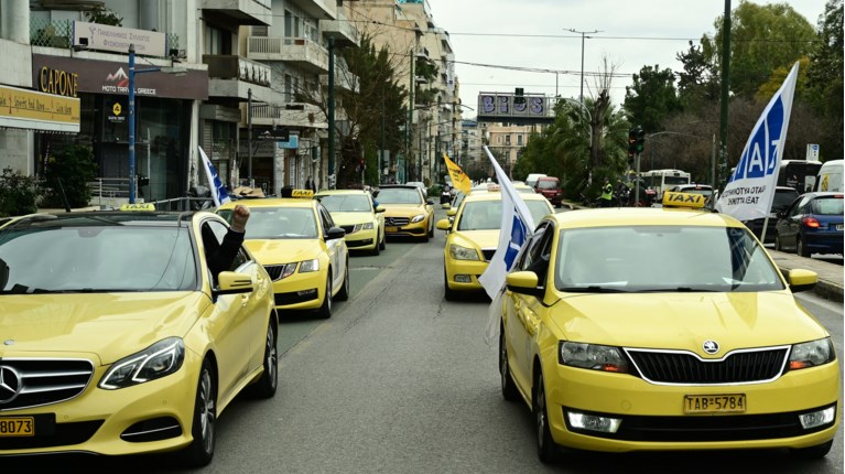 Ταξί: Ελεύθερη κυκλοφορία στις λεωφορειολωρίδες ζητούν οι οδηγοί