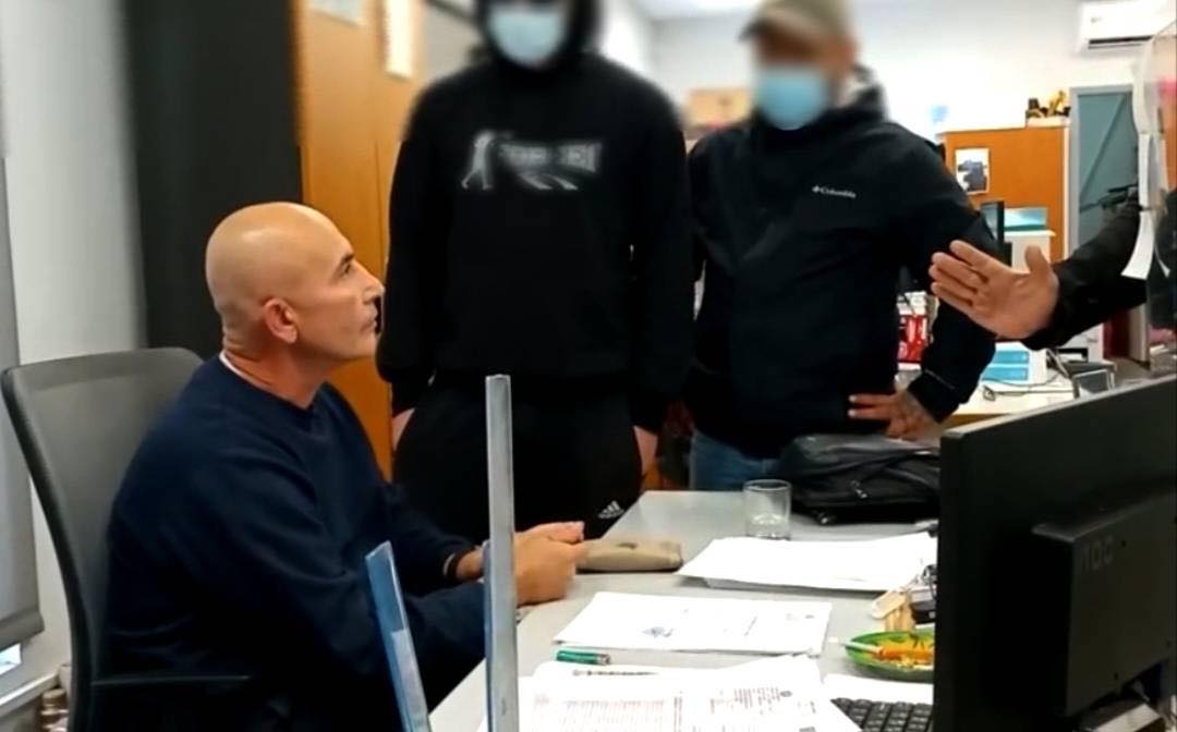 «Εφοδος» του «Ρουβίκωνα» στον προϊστάμενο καθαριότητας του Δήμου Παιανίας (βίντεο)
