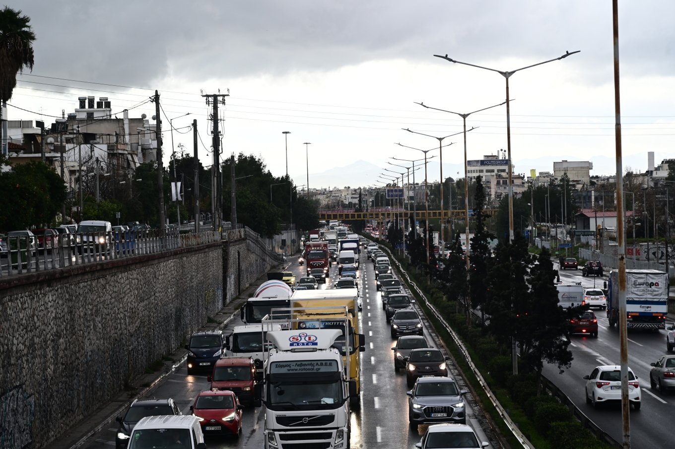 Σημαντικές καθυστερήσεις αυτή την ώρα στην Αττική Οδό, στο ρεύμα προς αεροδρόμιο