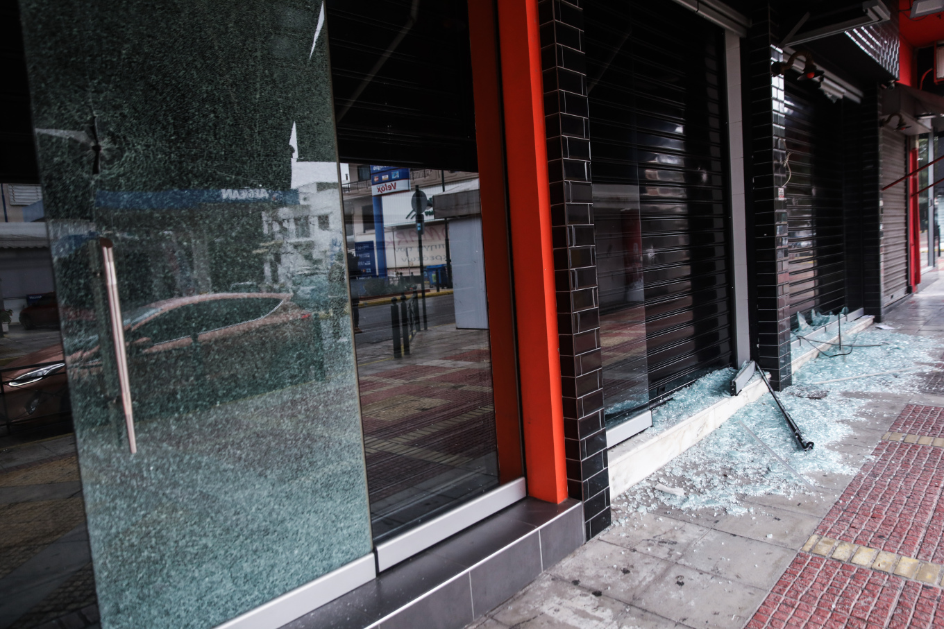 Δείτε φωτογραφίες από την επίθεση με 9άρι πιστόλι σε ψητοπωλείο στην Αγία Βαρβάρα