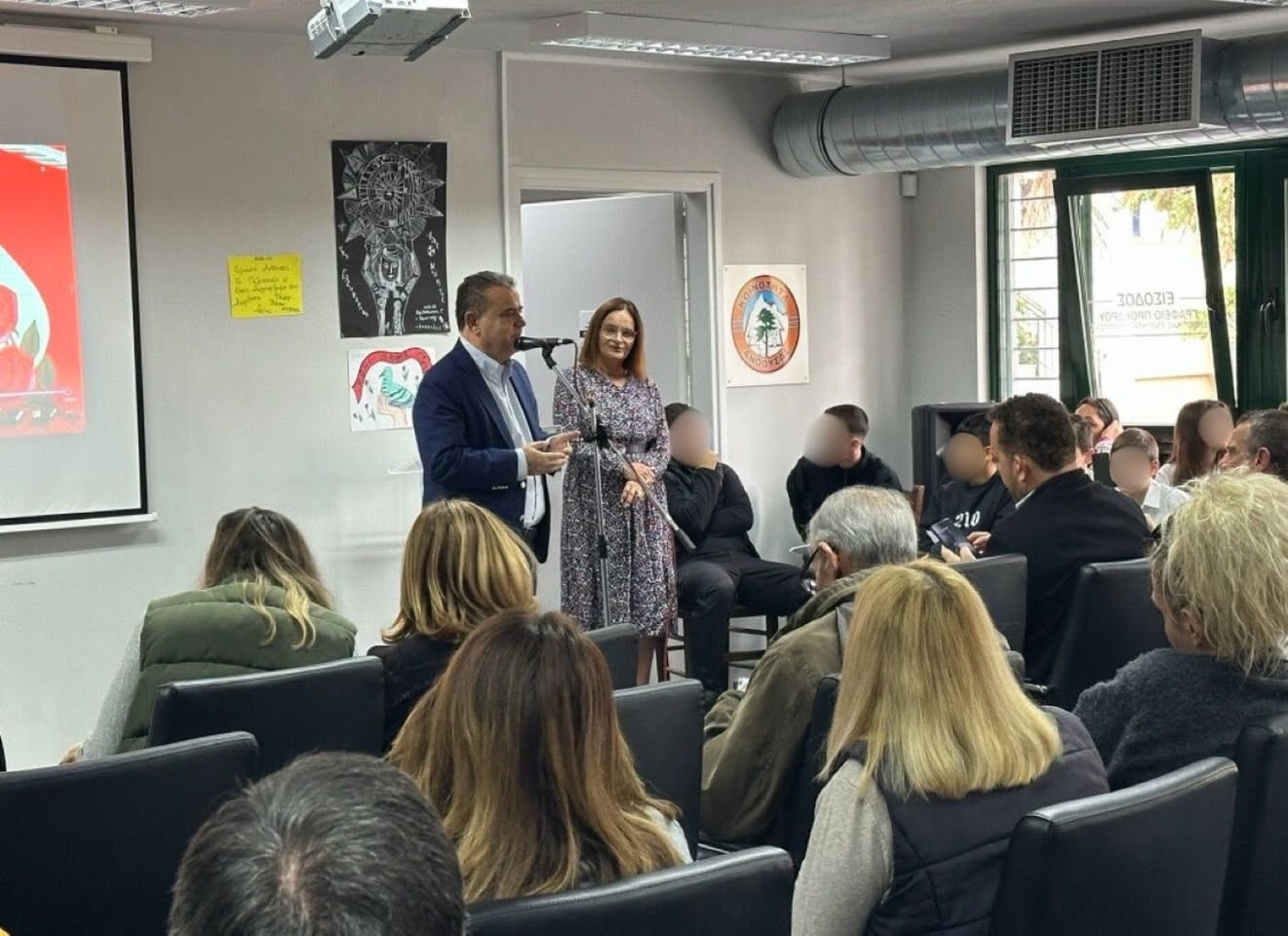 Ο Δήμαρχος Παλλήνης, Χρήστος Αηδόνης, στην εκδήλωση του Γυμνασίου Ανθούσας για την επέτειο του Πολυτεχνείου.