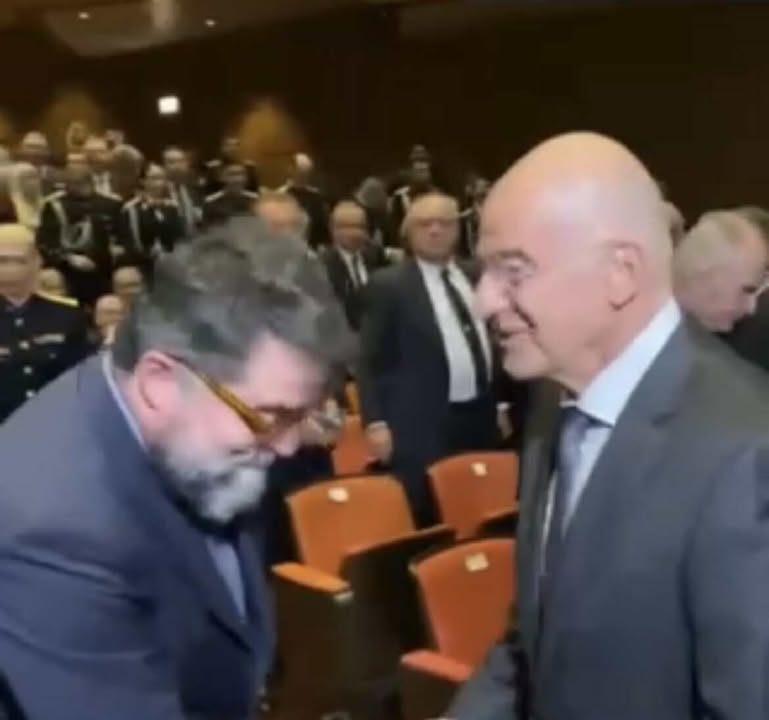 Βίντεο: Η «βασιλική» υπόκλιση του Οικονόμου στον Δένδια που τον έκανε «μαύρο πανί» για το Μέγαρο Μαξίμου