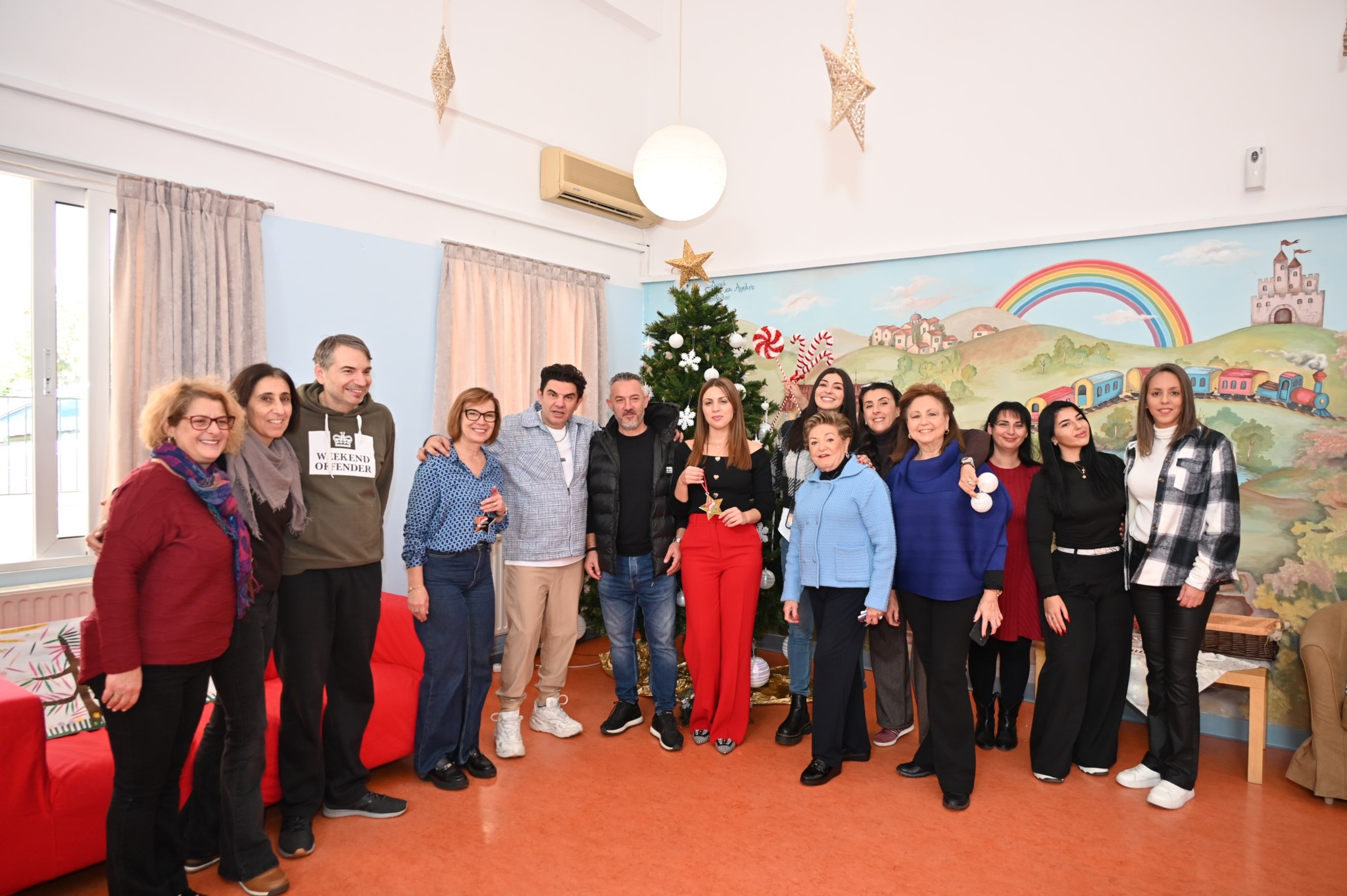 Το πιο λαμπερό δέντρο των Αχαρνών στόλισαν τα παιδιά του ΚΔΑΠ ΑμεΑ «Αρωγή» και του Βαμβακάρειου Ιδρύματος, μαζί με τον τραγουδιστή Νίκο Κουρκούλη