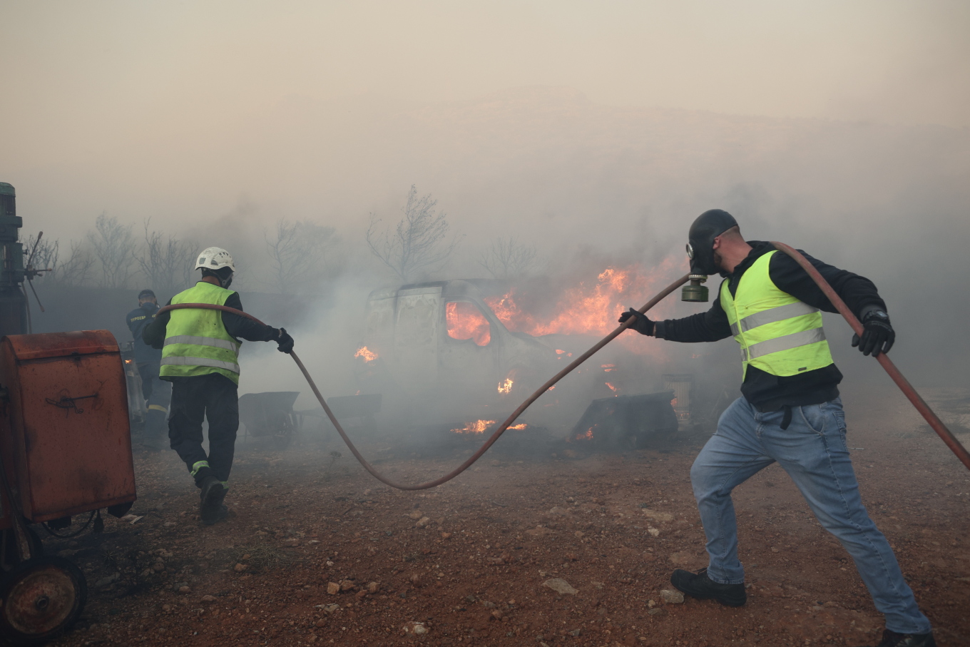 Τραυματίες τρεις εθελοντές πυροσβέστες στην Σαρωνίδα