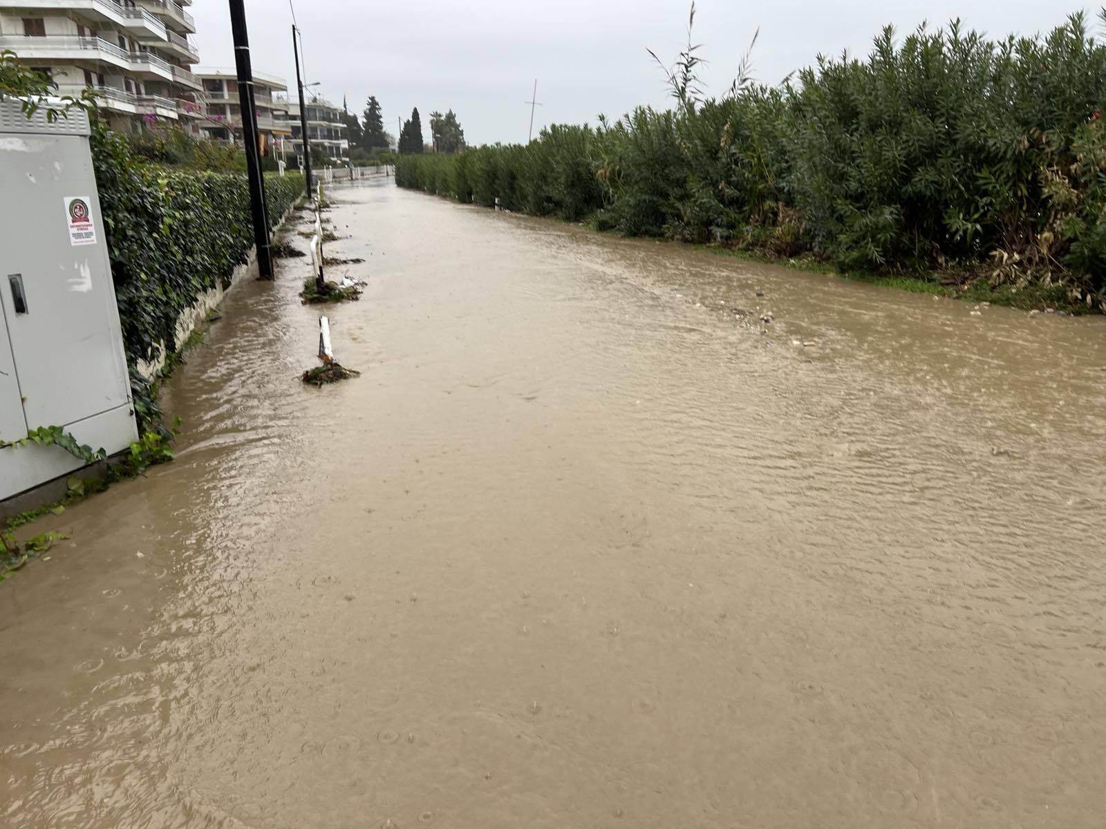 Κλειστός ο παραλιακός δρόμος στην παραλία Μαρκοπούλου 
