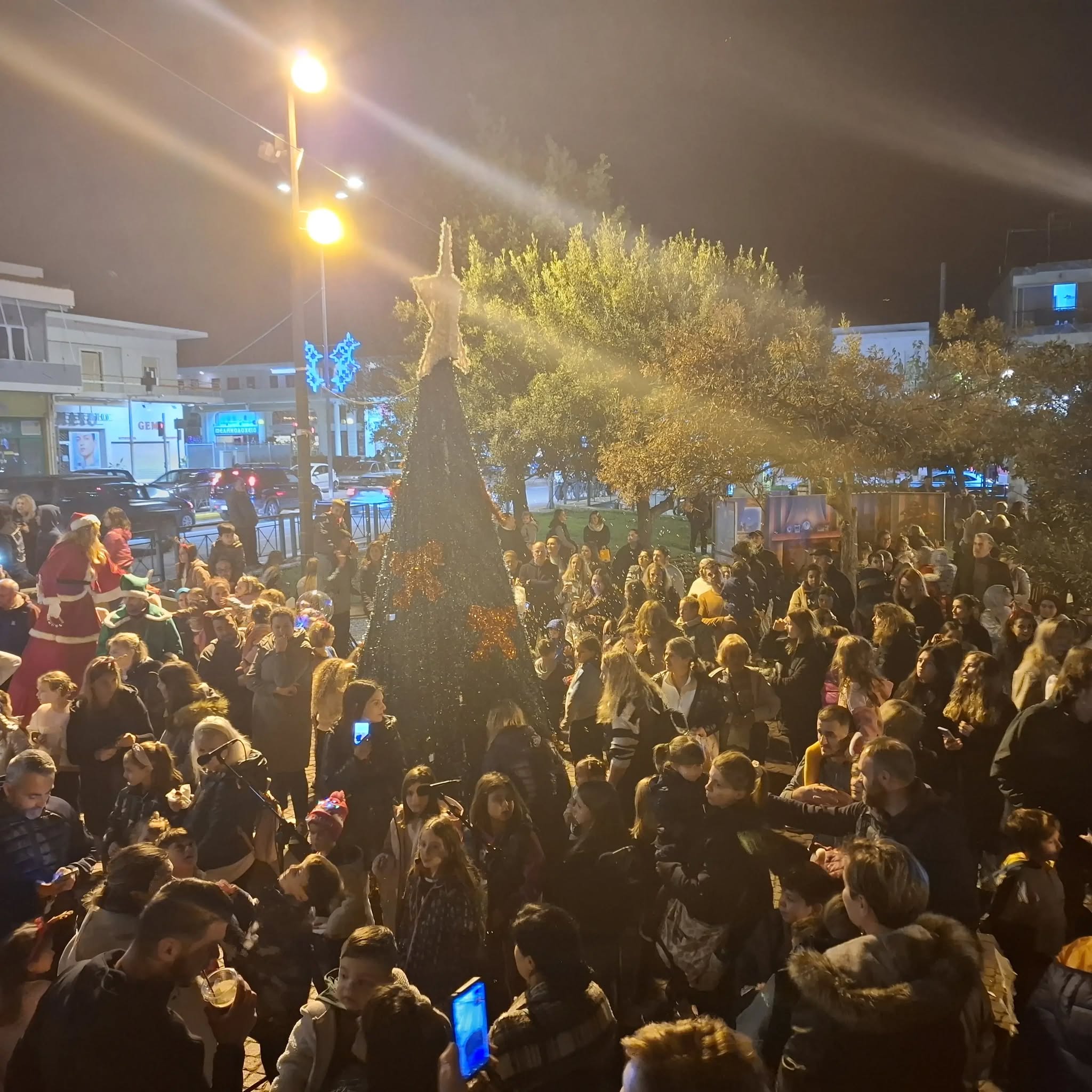 Πλήθος κόσμου στη Χριστουγεννιάτικη Γιορτή, στην κεντρική πλατεία της Νέας Μάκρης