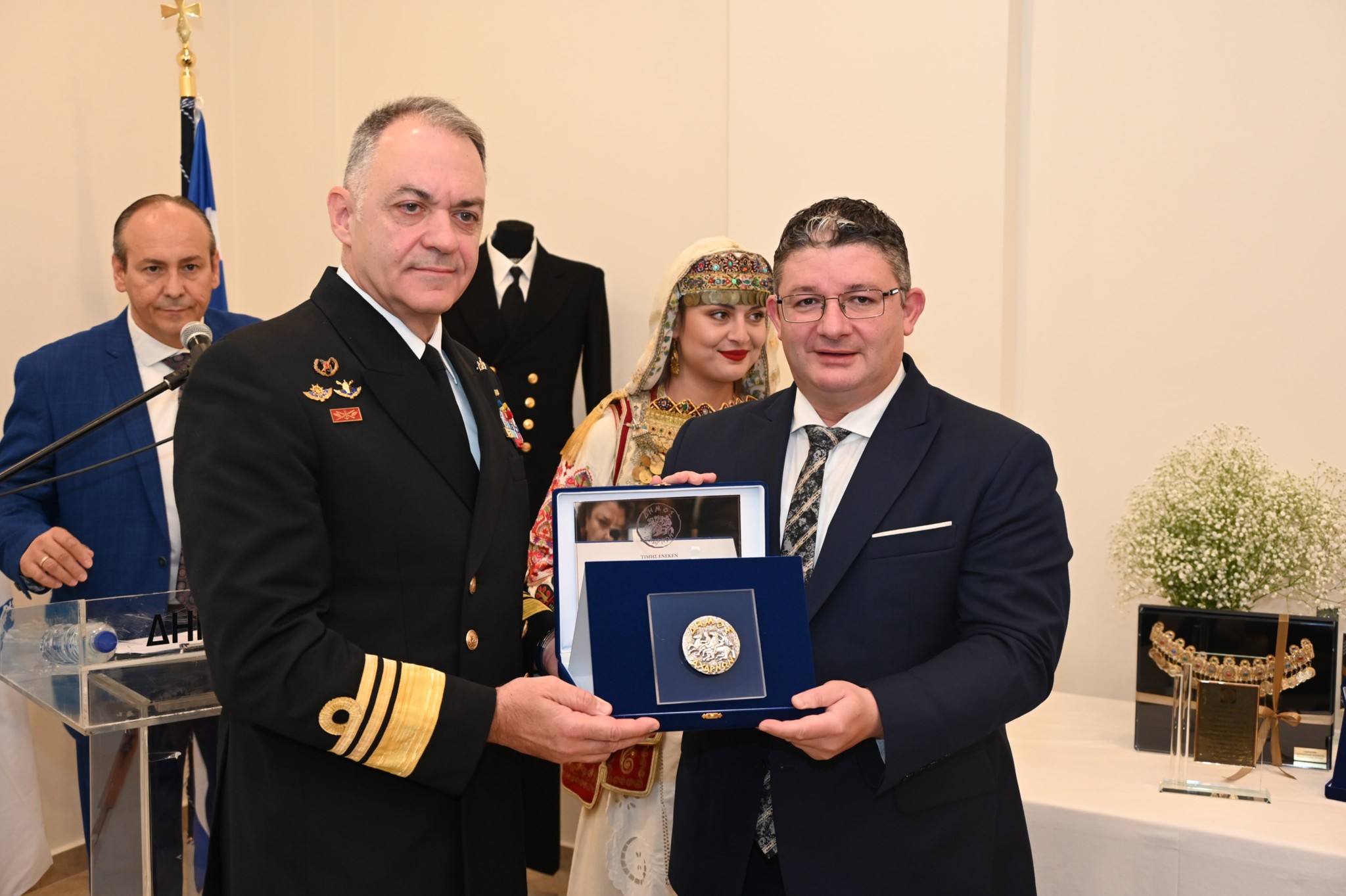 Με το μετάλλιο της πόλης των Αχαρνών τίμησε ο Δήμαρχος Σπύρος Βρεττός τον Αρχηγό ΓΕΝ Αντιναύαρχο Δημήτριο Κατάρα