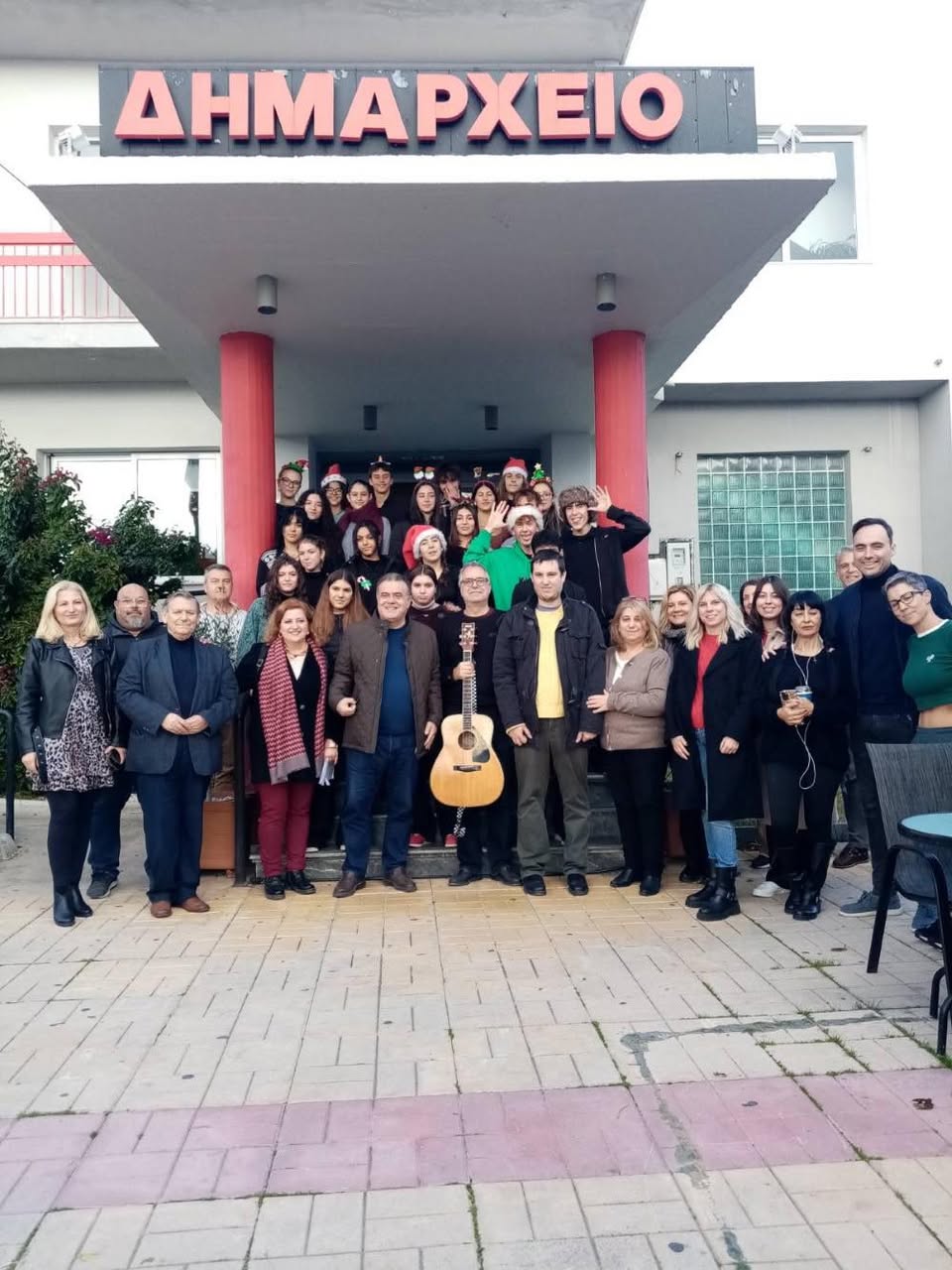 Οι μαθητές του Μουσικού Λυκείου Παλλήνης μετέφεραν το πνεύμα των Χριστουγέννων στα ΚΕ.ΦΙ.Ε.(πρώην ΚΑΠΗ) Παλλήνης