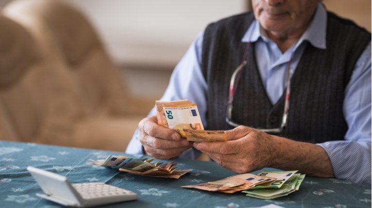 Γιατί θα ψαλιδιστούν οι αυξήσεις στις συντάξεις για το 2024