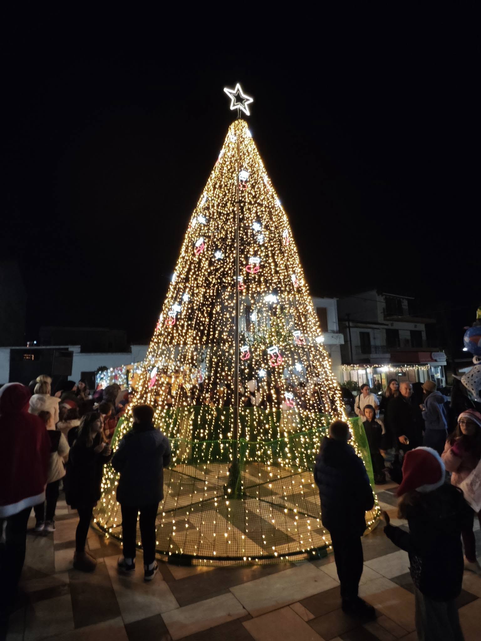 Αναμμα Χριστουγεννιάτικου δέντρου στην πλατεία Καλάμου 