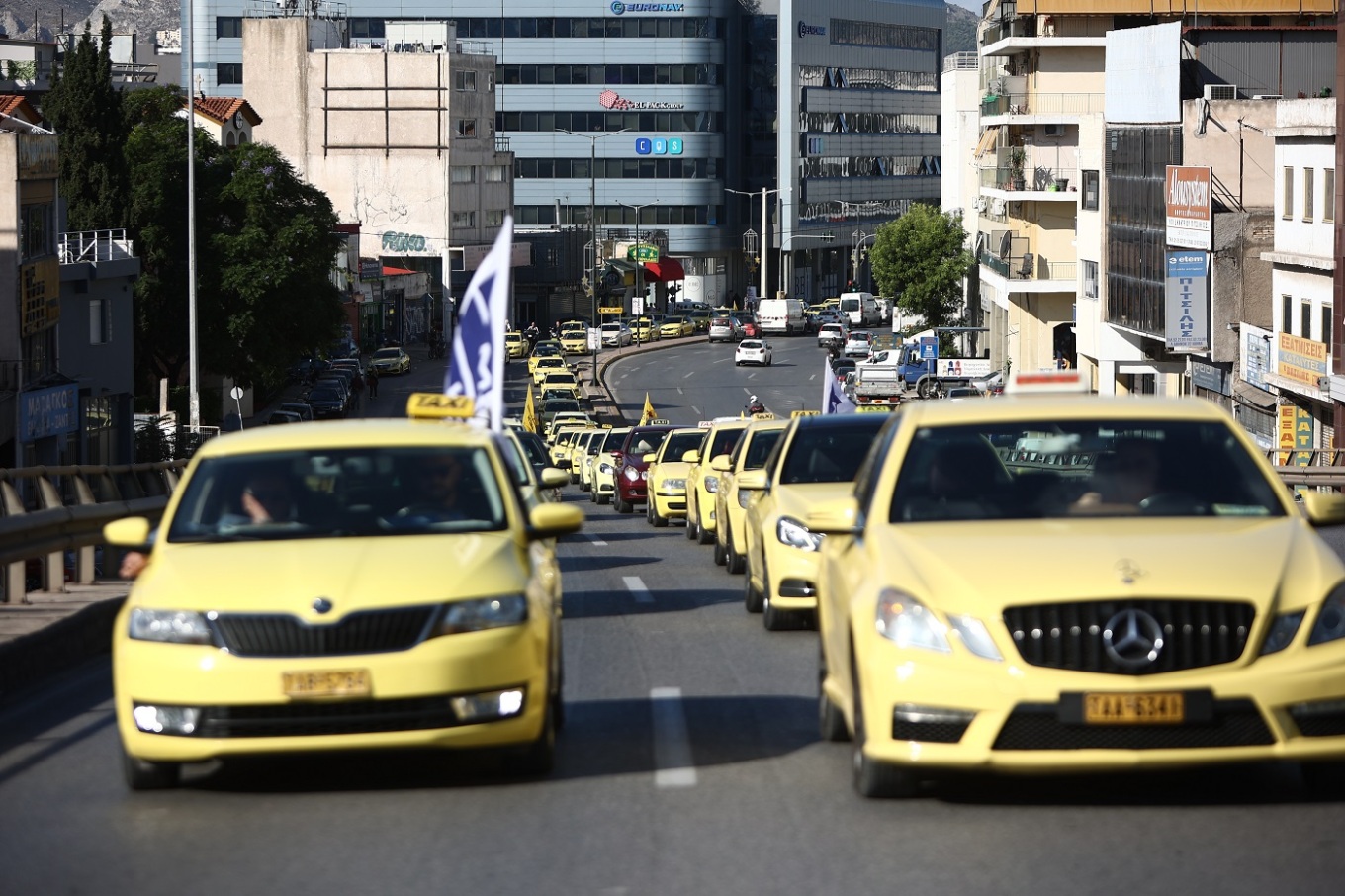 Χωρίς ταξί σήμερα η Αθήνα - Συγκέντρωση ελεύθερων επαγγελματιών στις 11:30 και πορεία προς το υπ. Οικονομικών