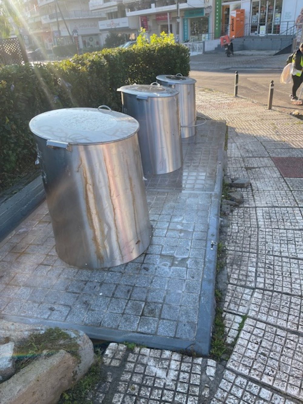 Εντατικοποιούνται οι εργασίες καθαρισμού και απολύμανσης των υπόγειων κάδων απορριμάτων στο Δήμο Παλλήνης