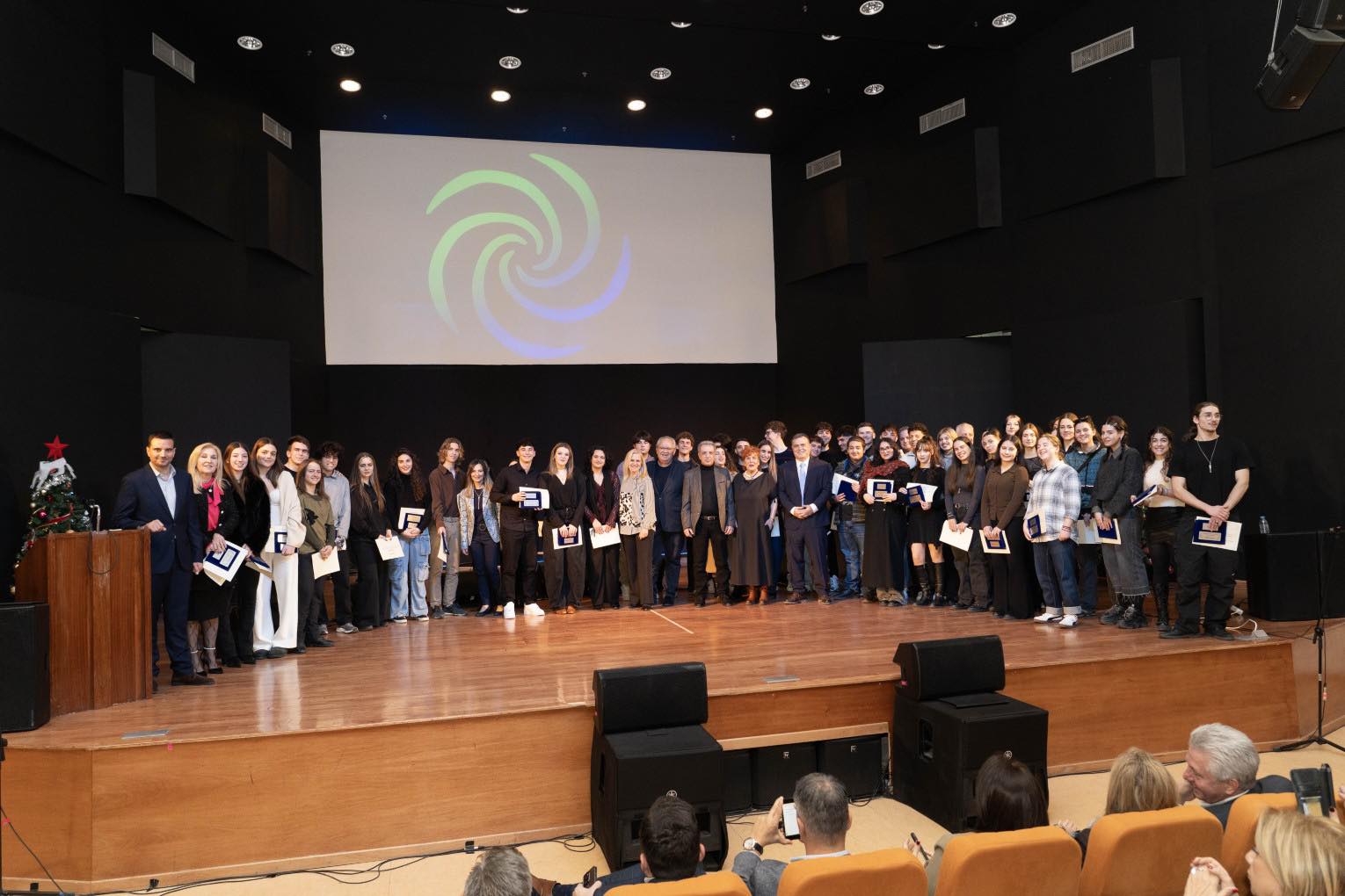 Σε κλίμα χαράς, συγκίνησης και υπερηφάνειας πραγματοποιήθηκε η τελετή βράβευσης των μαθητών και μαθητριών των Λυκείων του Δήμου Παλλήνης 