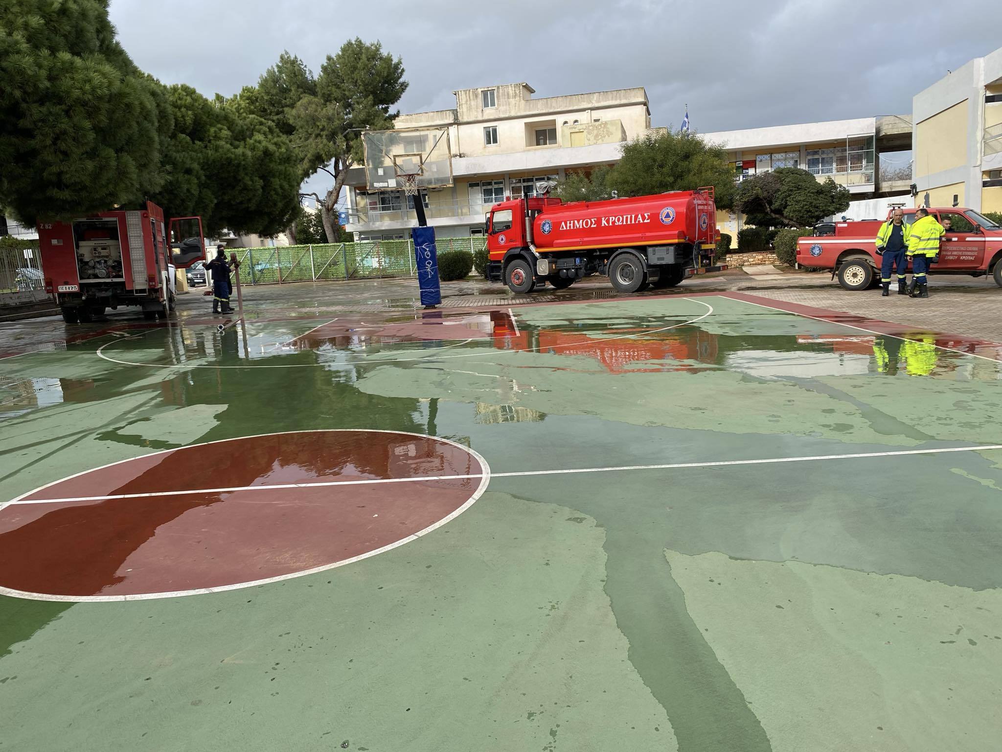 Με αμείωτη ένταση συνεχίζονται για δεύτερο 24ωρο οι προσπάθειες του συνόλου των υπηρεσιών του Δήμου Κρωπίας, μετά την σφοδρή κακοκαιρία