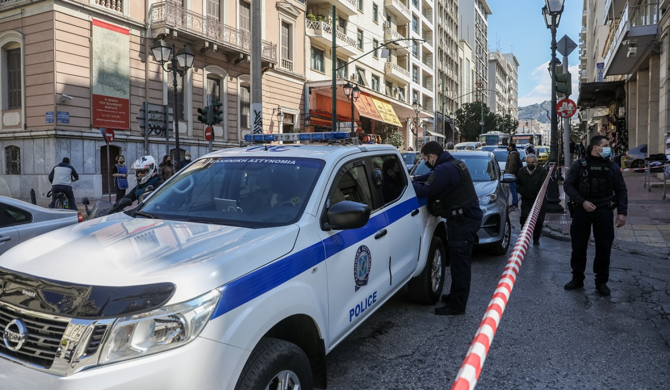 Ύποπτη μπαγκαζιέρα έξω από την Αθηναϊκή Λέσχη - Έγινε ελεγχόμενη έκρηξη