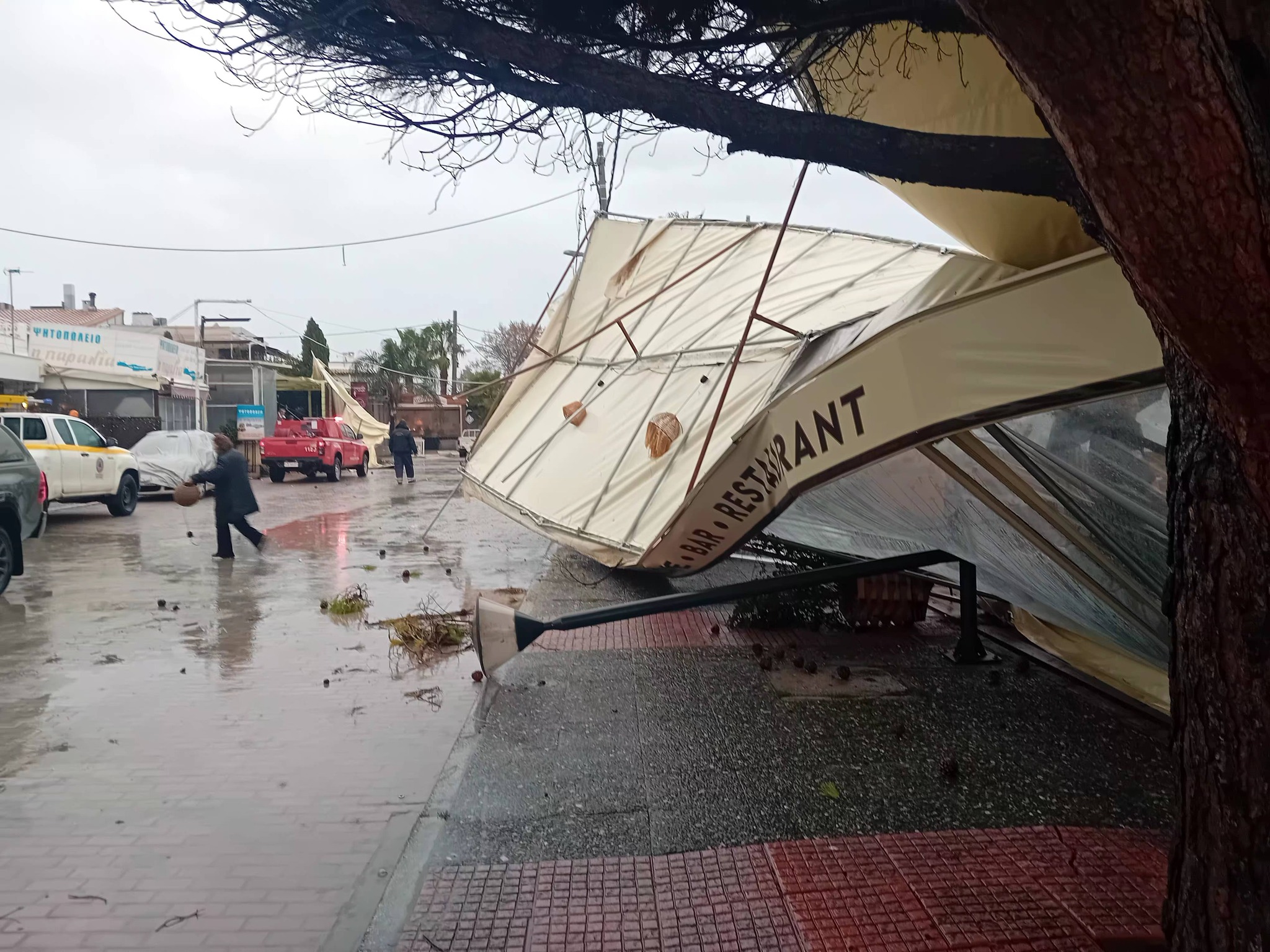 Καταστροφικό πέρασμα ανεμοστρόβιλου στην Παραλία Μαραθώνα - Σοβαρές ζημιές σε επιχειρήσεις 
