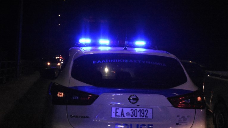 Νέα Μάκρη: Ξυλοκόπησε άγρια τη σύζυγό του και ταμπουρώθηκε στο σπίτι με καραμπίνα